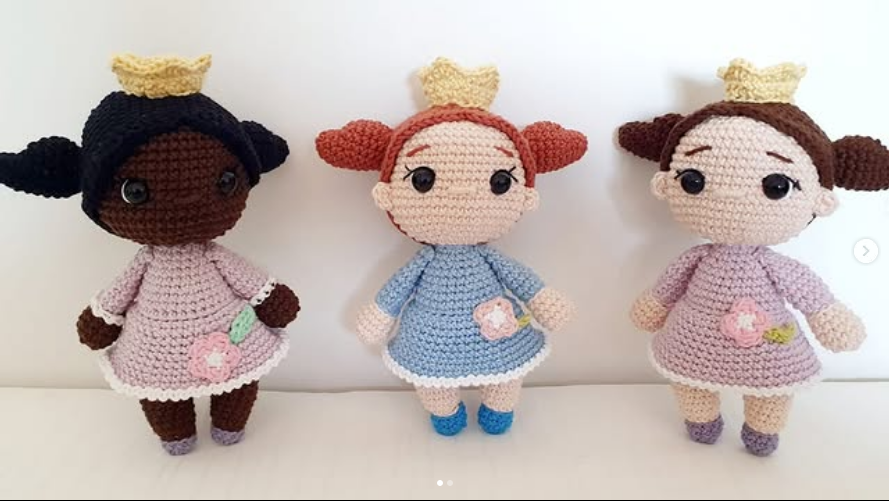 Cada amigurumi é tecido ponto a ponto, com fios macios e muito carinho pra morar na sua casa.