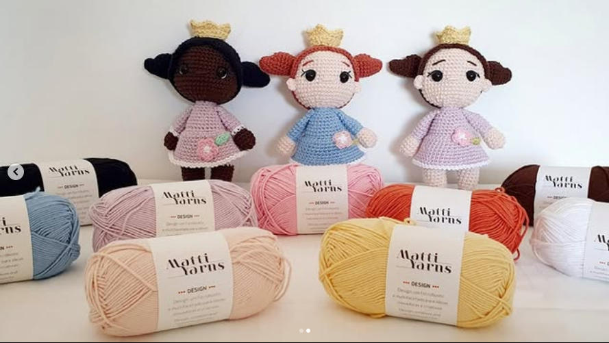 Bonequinha Lola (3 variações) e fios Matti Yarns