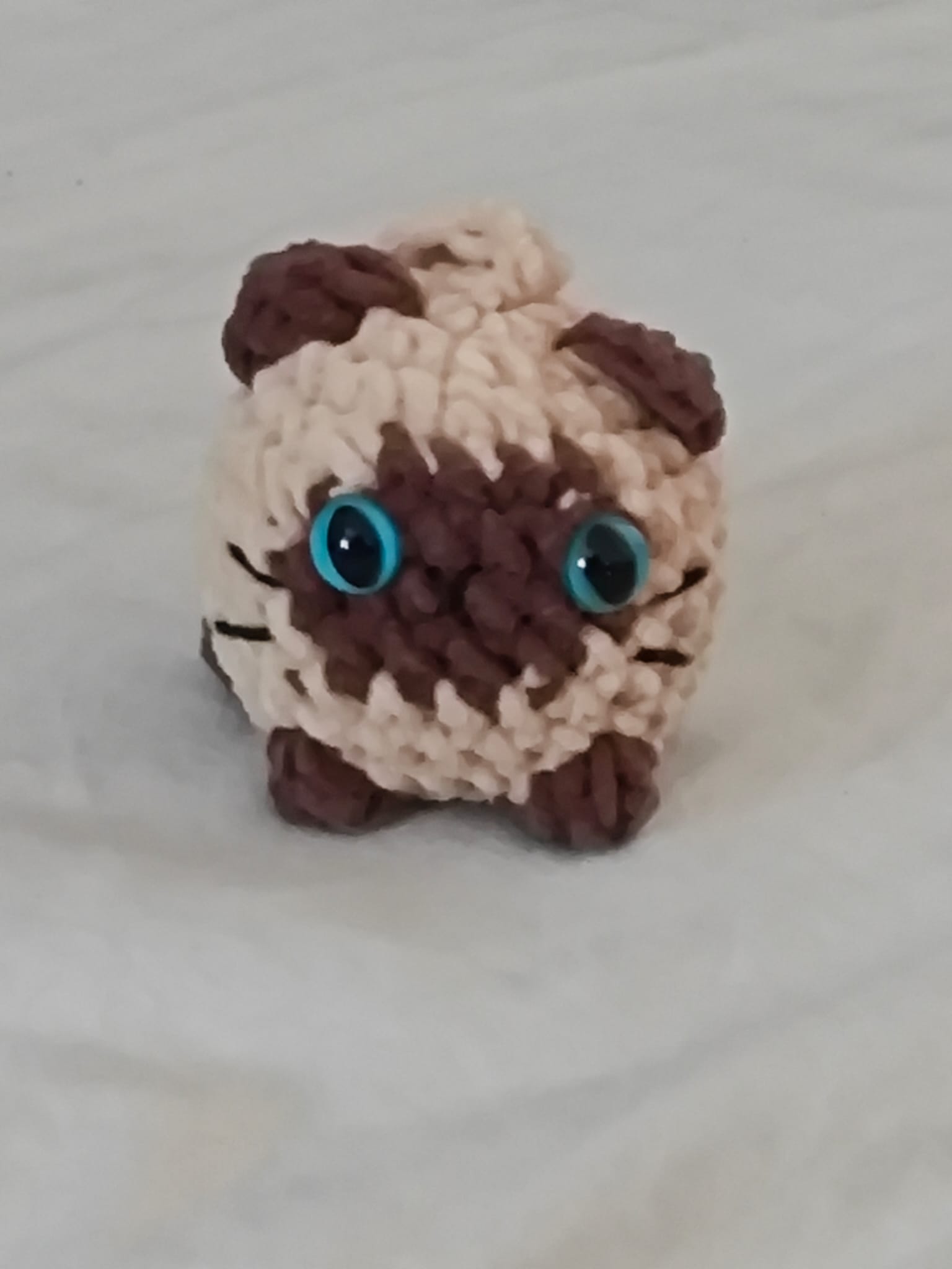 Cada amigurumi é tecido ponto a ponto, com fios macios e muito carinho pra morar na sua casa.